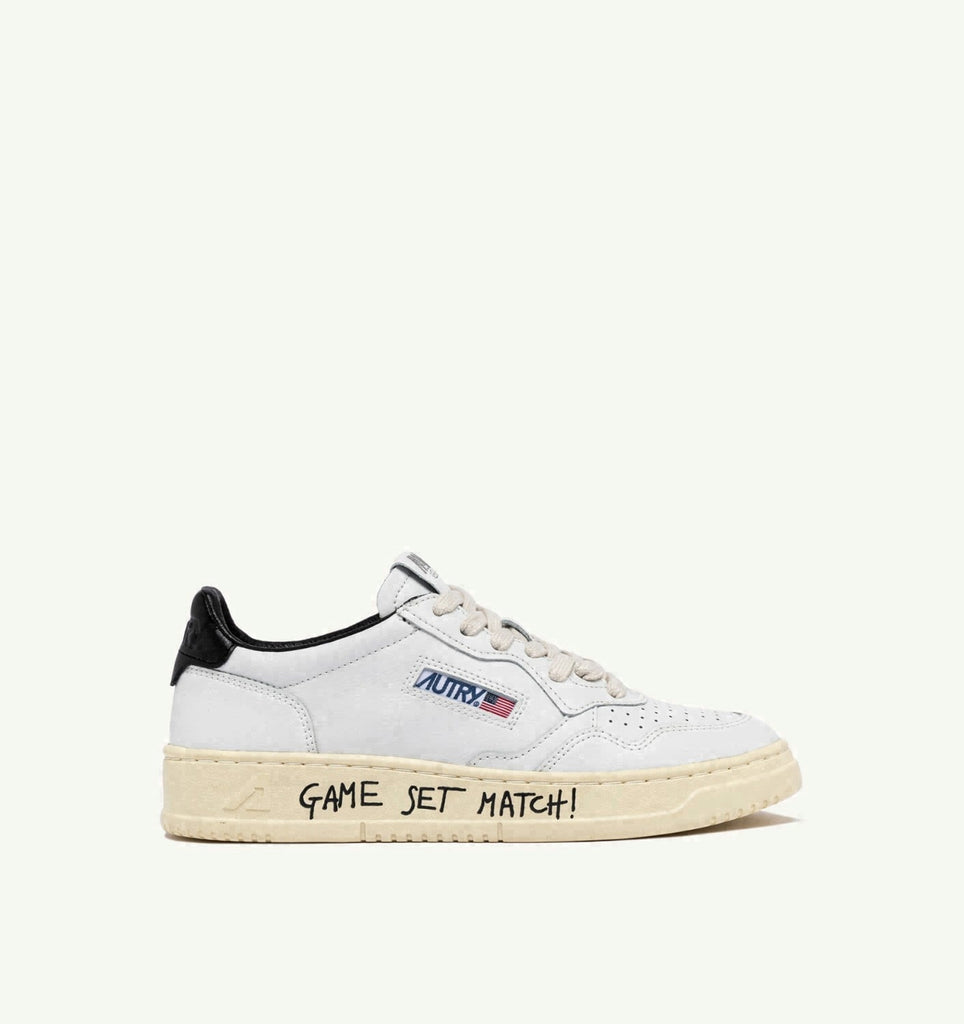 MEDALIST LOW EN CUIR BLANC À TALON NOIR AVEC LETTERING