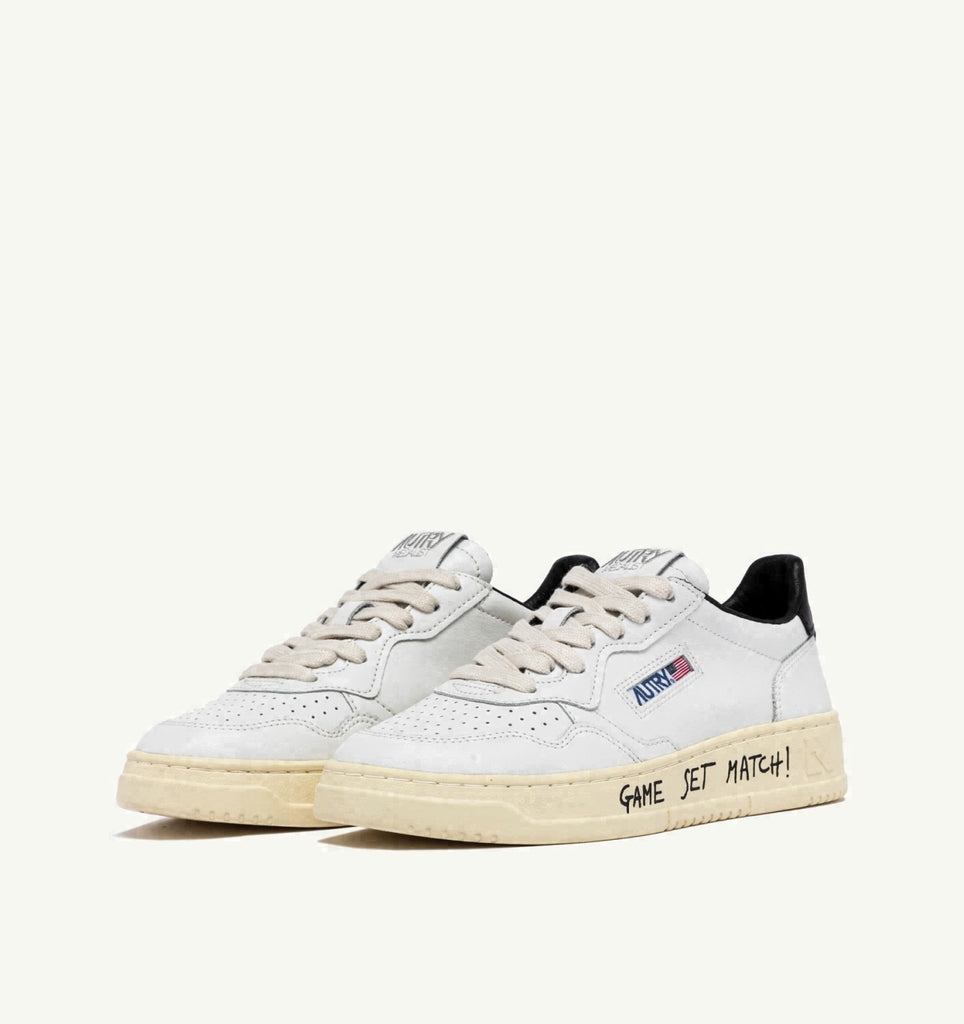 MEDALIST LOW EN CUIR BLANC À TALON NOIR AVEC LETTERING