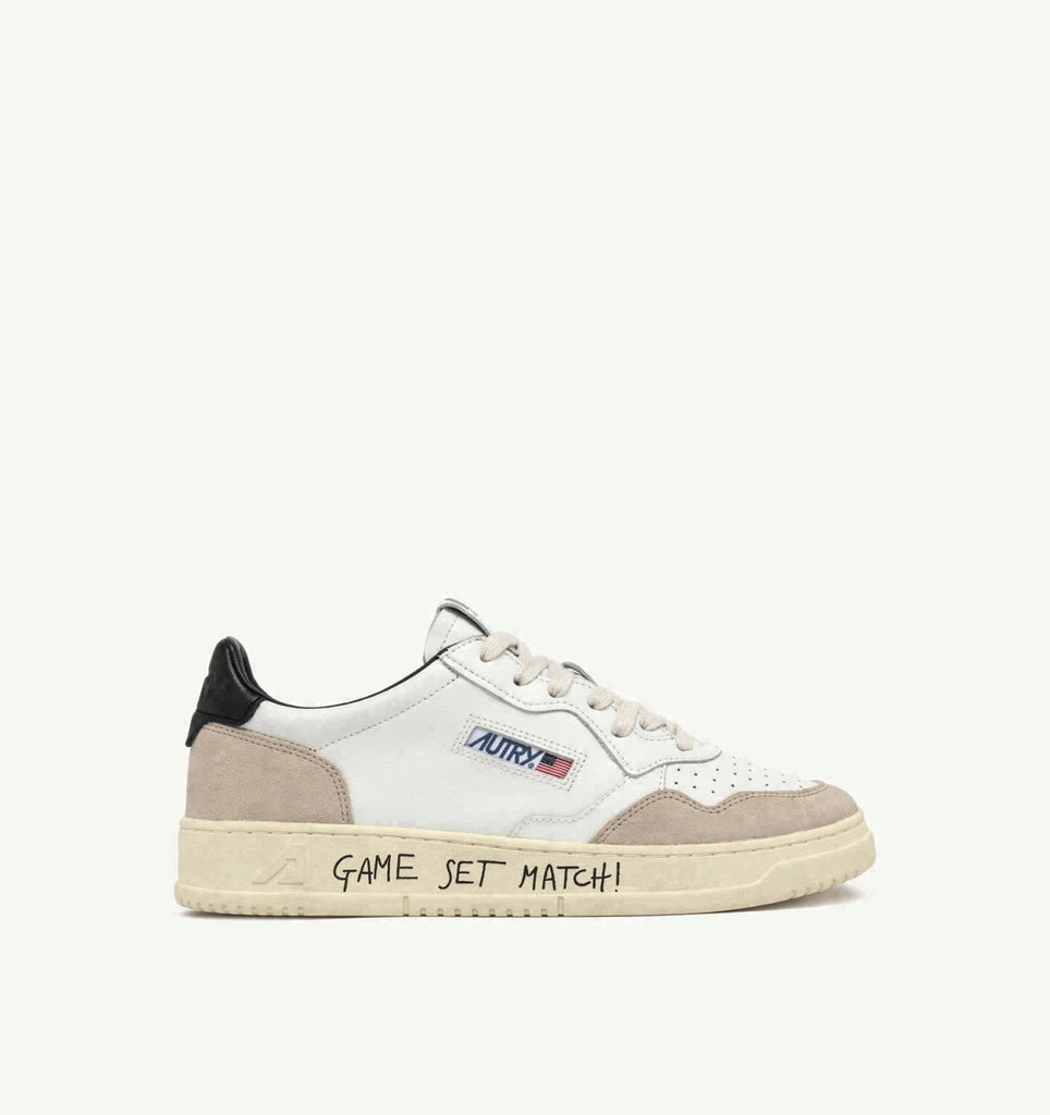 MEDALIST LOW EN DAIM ET CUIR BLANC ET NOIR AVEC LETTERING