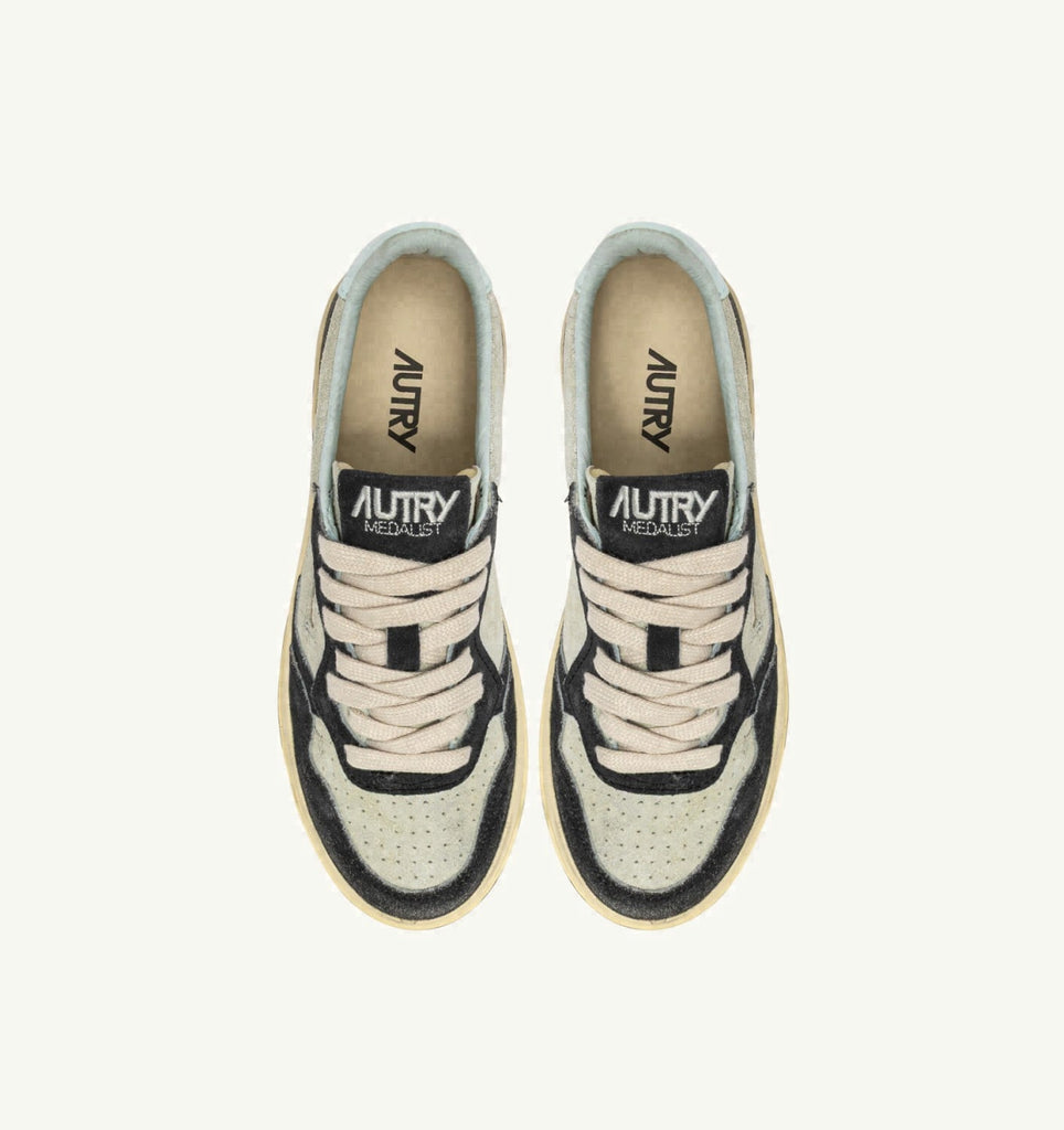 MEDALIST LOW EN DAIM ARGENT ET BLACK SUGAR