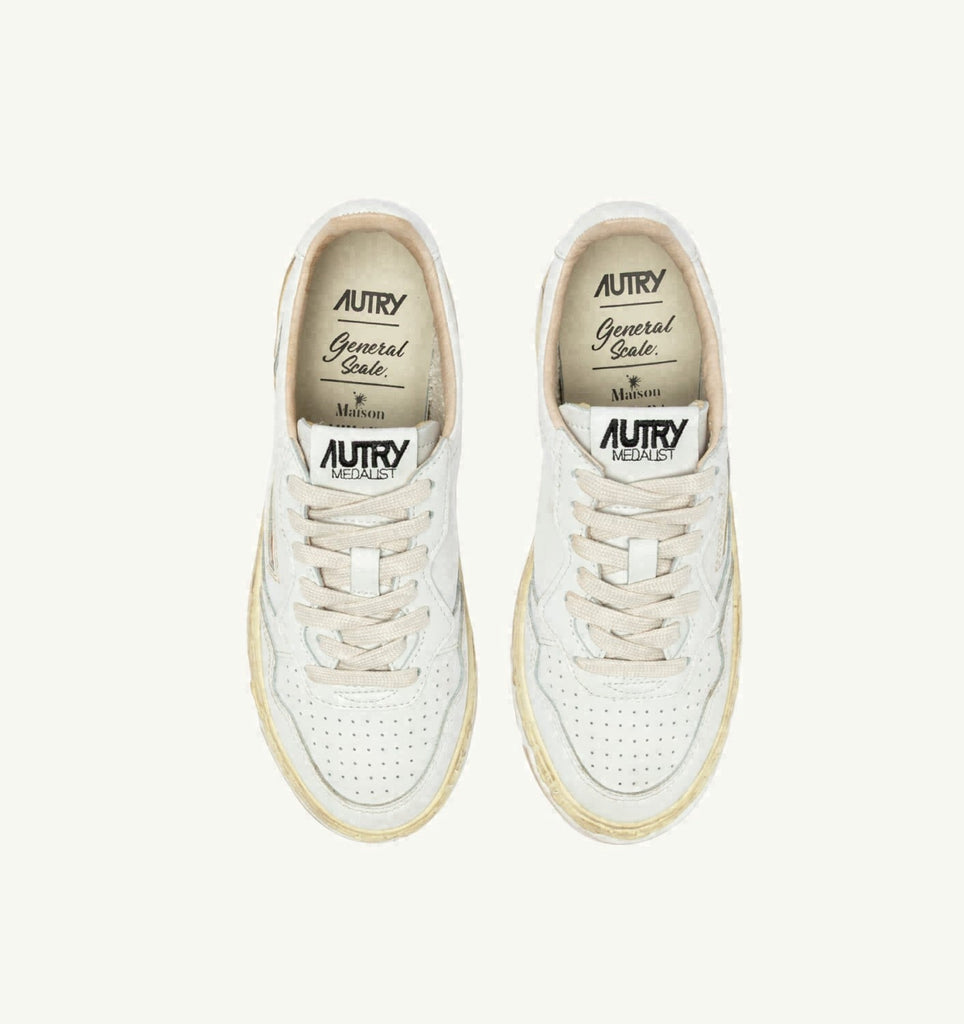 MEDALIST LOW SUPER VINTAGE 'AUTRY X MAISON MIHARA YASUHIRO GENERAL SCALE.' EN CUIR BLANC