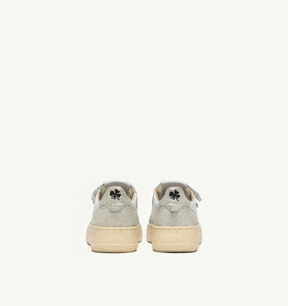 MEDALIST KIDSTRIPES LOW EN CUIR BLANC ET DAIM LAMINÉ ARGENT