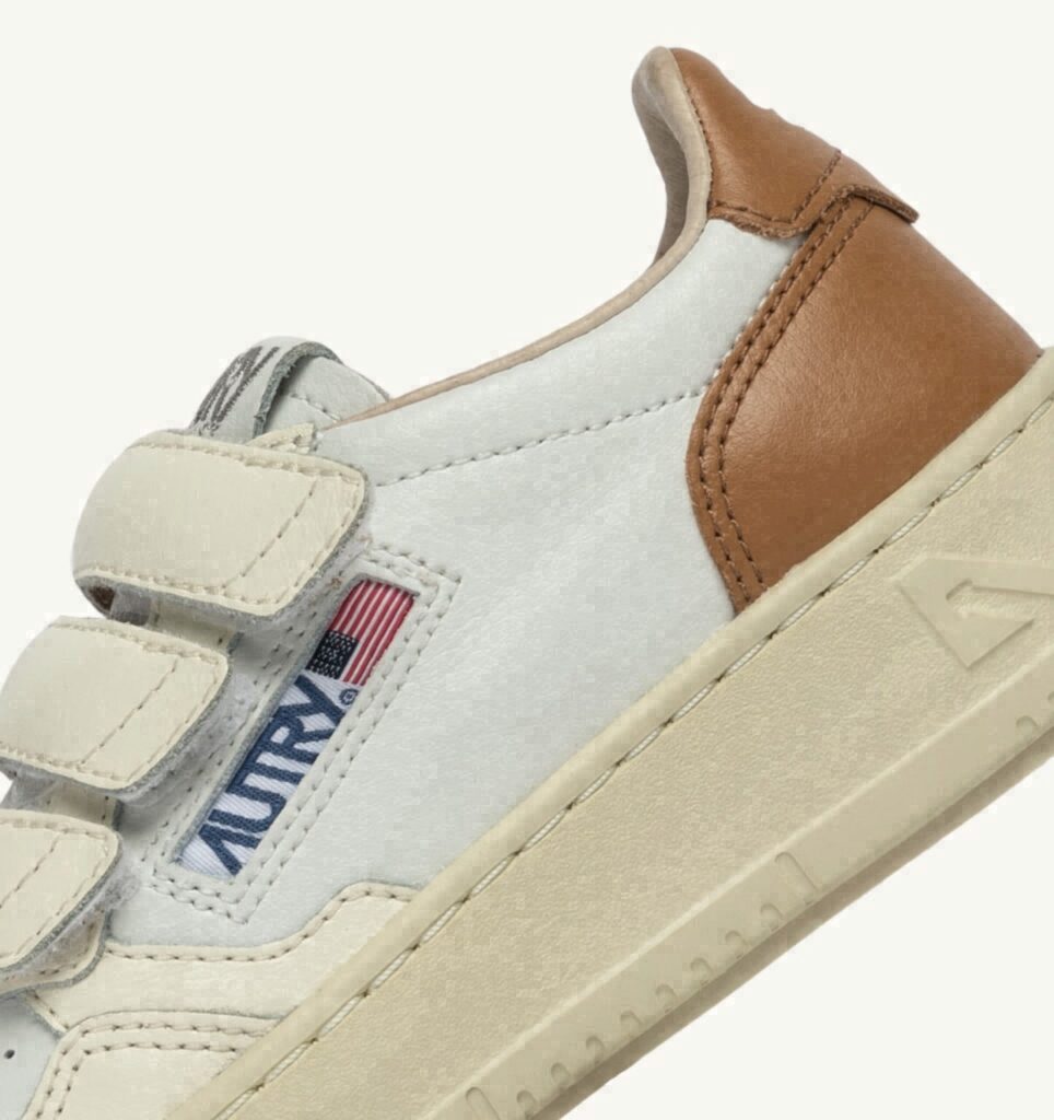 MEDALIST KIDSTRIPES LOW EN CUIR WHISPER WHITE IVOIRE ET BROWN SUGAR