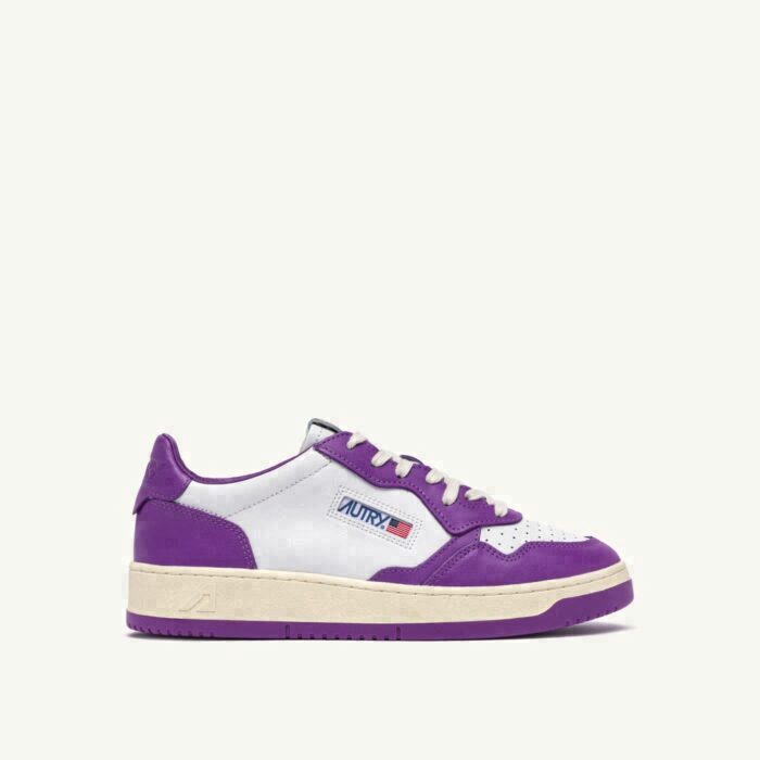 MEDALIST LOW BICOLOR IN WHITE AND DEWBERRY LEATHER