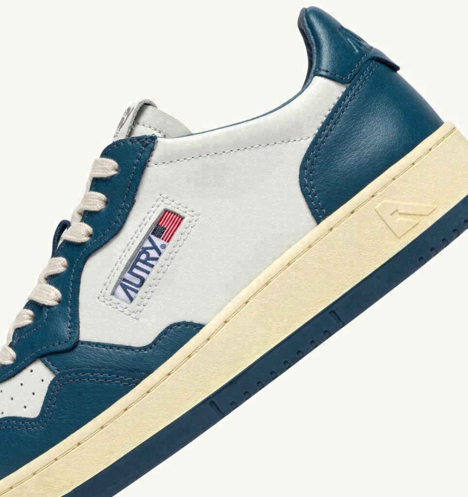 MEDALIST LOW BICOLOR EN CUIR BLANC ET MALLARD BLUE