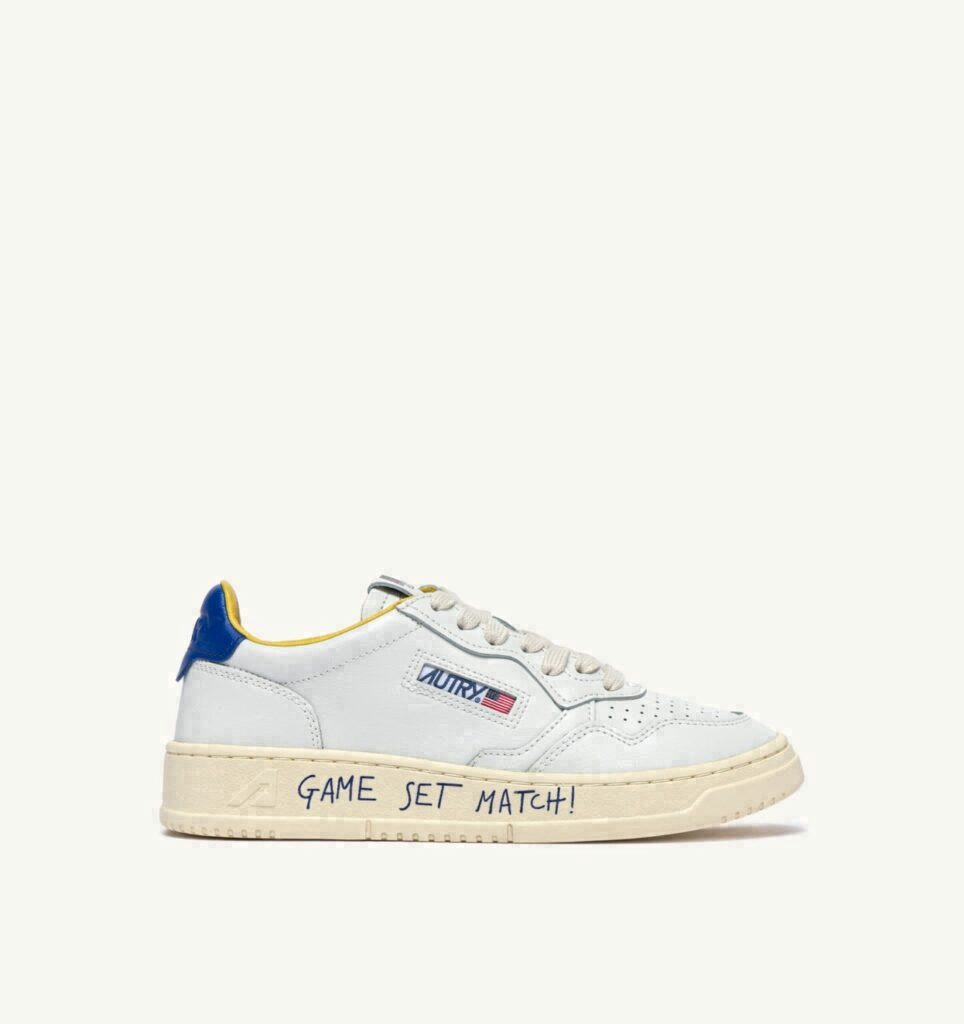 MEDALIST LOW EN CUIR BLANC ET BEAU BLUE AVEC LETTERING
