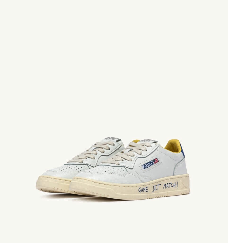 MEDALIST LOW EN CUIR BLANC ET BEAU BLUE AVEC LETTERING