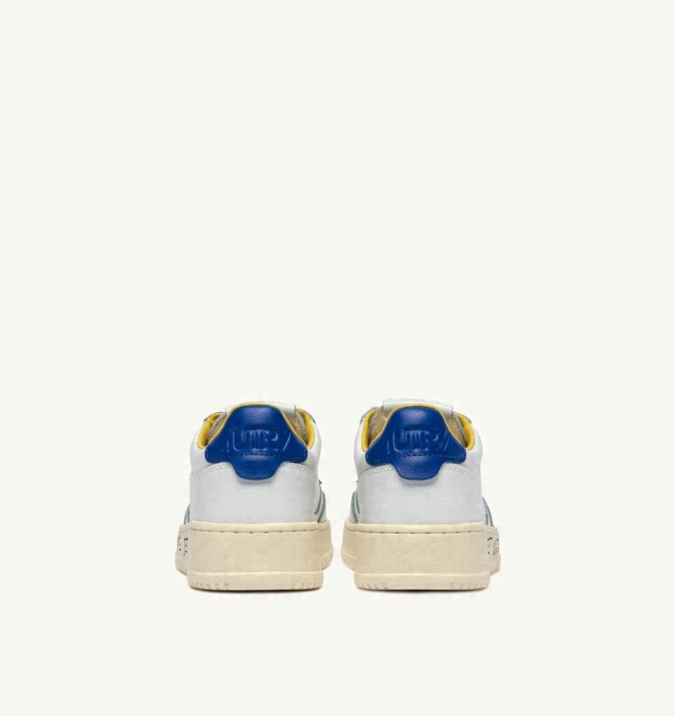 MEDALIST LOW EN CUIR BLANC ET BEAU BLUE AVEC LETTERING