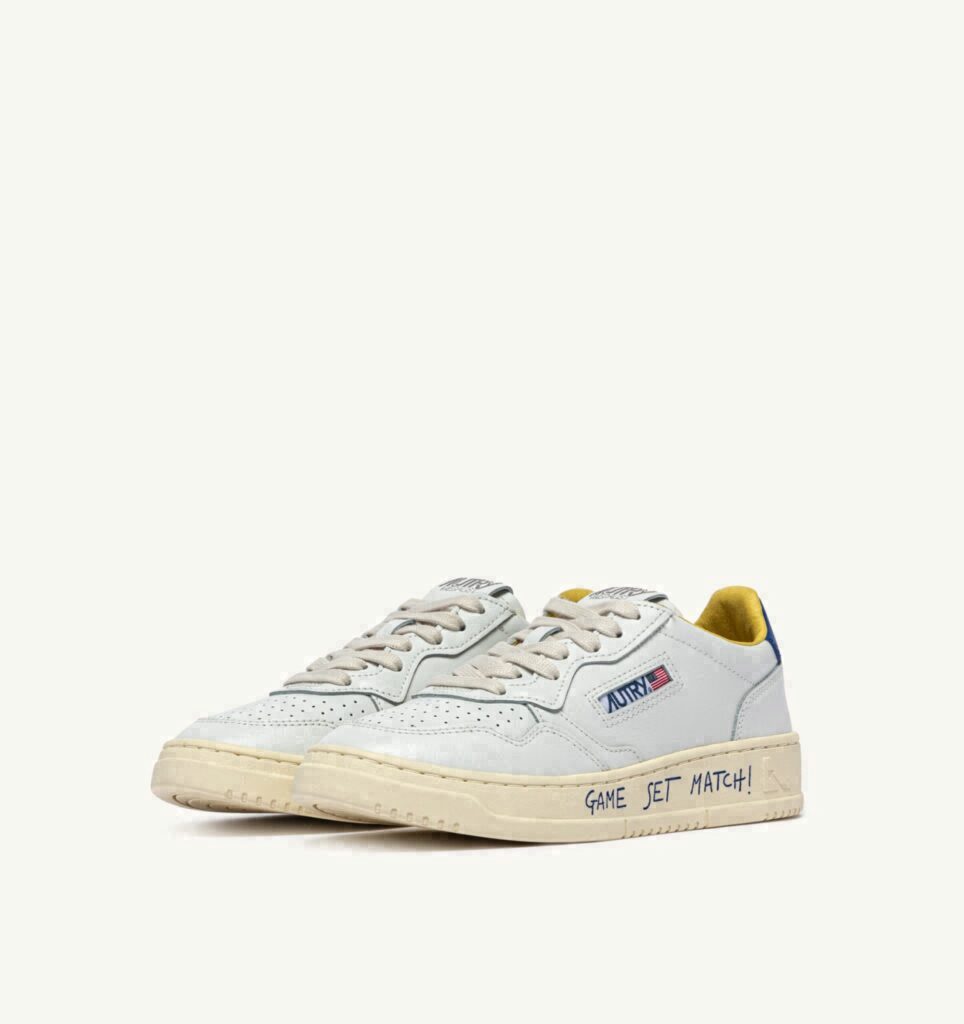 MEDALIST LOW EN CUIR BLANC ET BEAU BLUE AVEC LETTERING