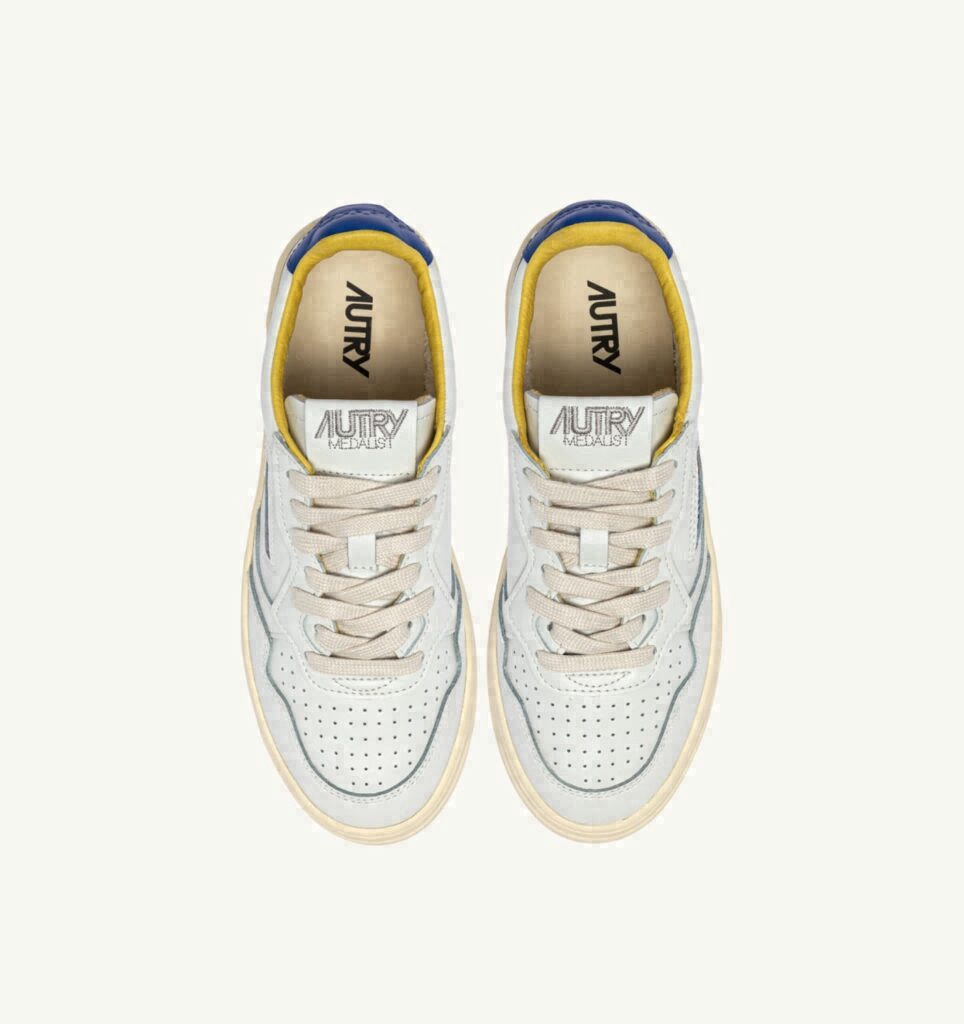 MEDALIST LOW EN CUIR BLANC ET BEAU BLUE AVEC LETTERING