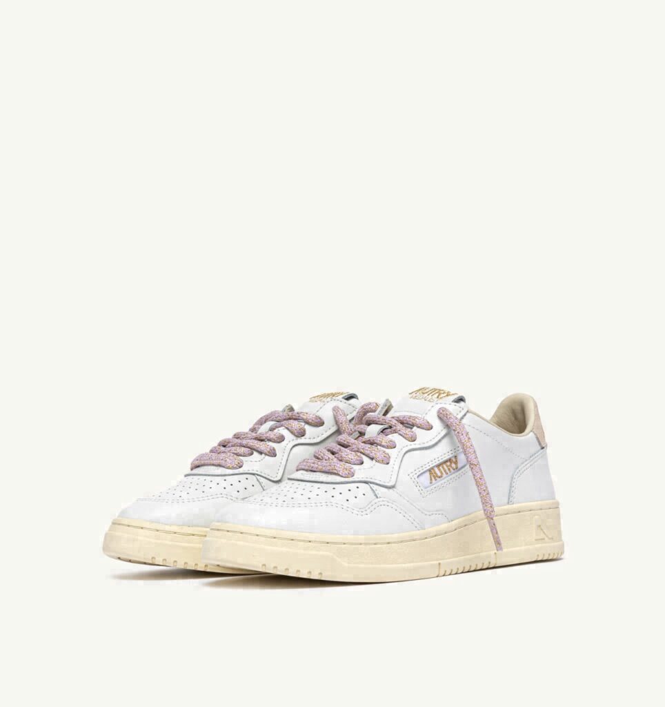 MEDALIST LOW EN CUIR BLANC ET DETAIL EN LURX ORCHID