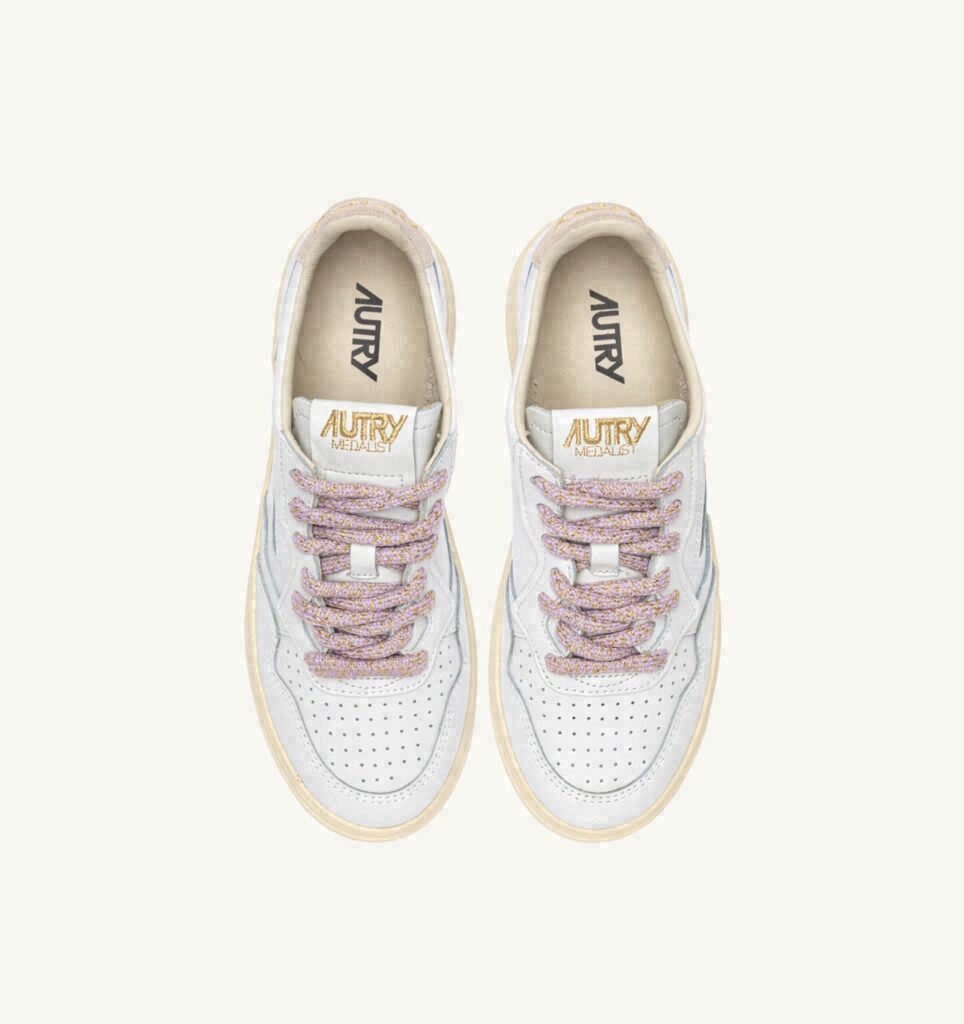 MEDALIST LOW EN CUIR BLANC ET DETAIL EN LURX ORCHID