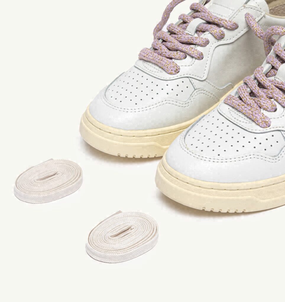 MEDALIST LOW EN CUIR BLANC ET DETAIL EN LURX ORCHID