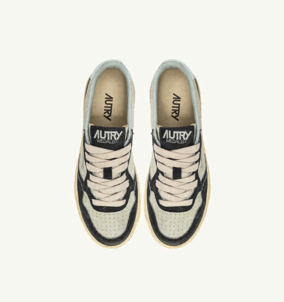MEDALIST LOW EN DAIM ARGENT ET BLACK SUGAR