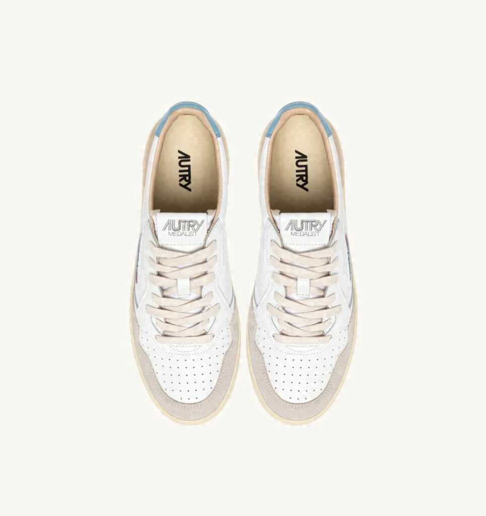 MEDALIST LOW EN DAIM ET CUIR BLANC ET FORGET ME NOT