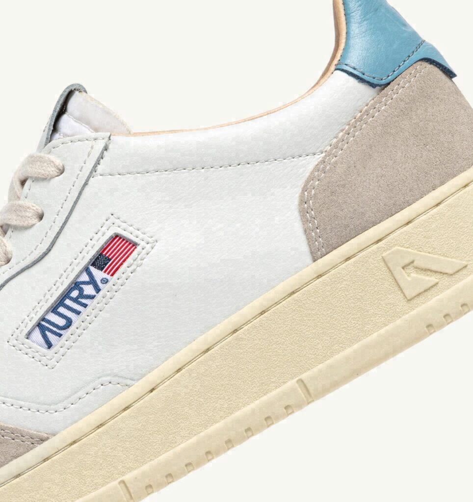 MEDALIST LOW EN DAIM ET CUIR BLANC ET FORGET ME NOT