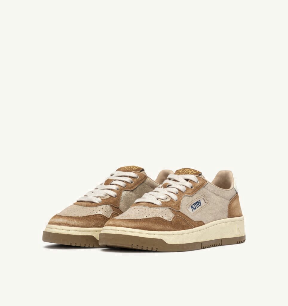MEDALIST LOW EN DAIM PLATINE ET BEIGE SUGAR