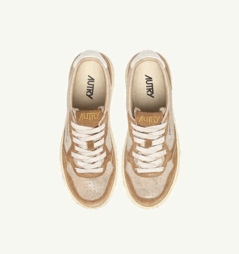 MEDALIST LOW EN DAIM PLATINE ET BEIGE SUGAR