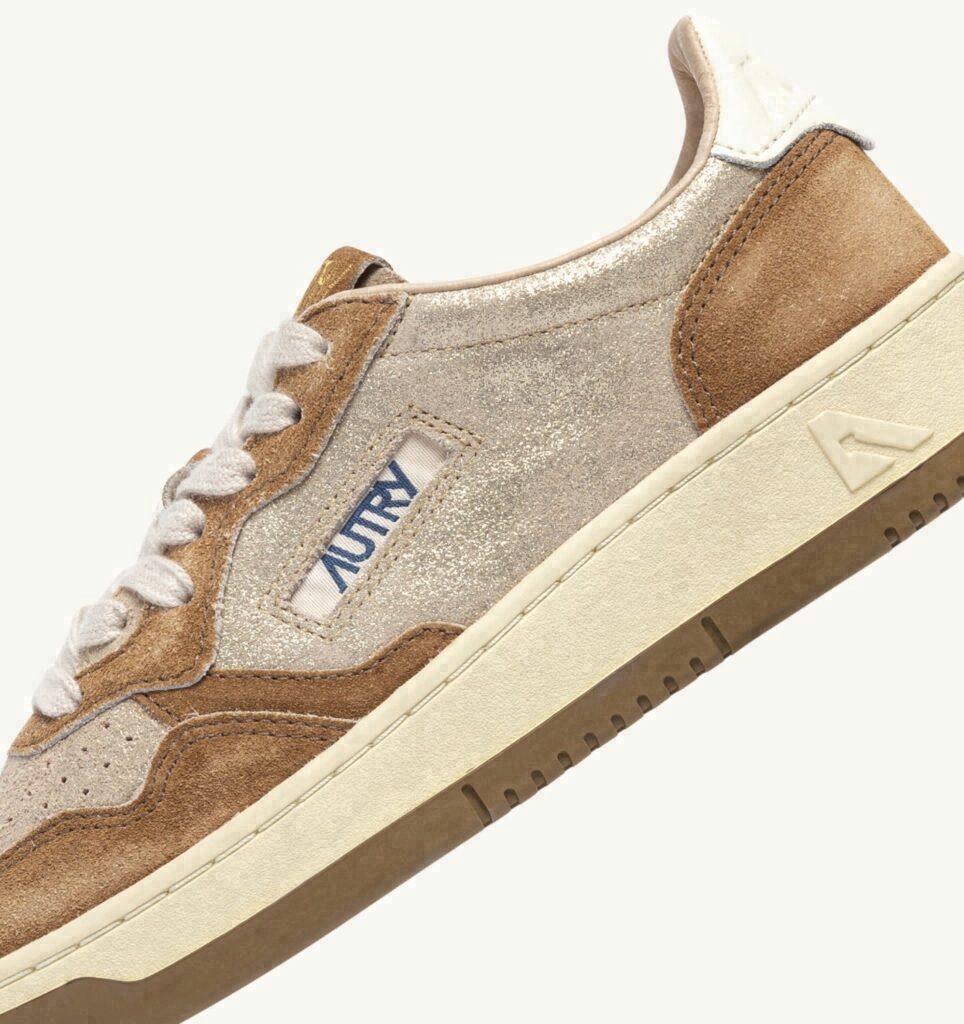 MEDALIST LOW EN DAIM PLATINE ET BEIGE SUGAR