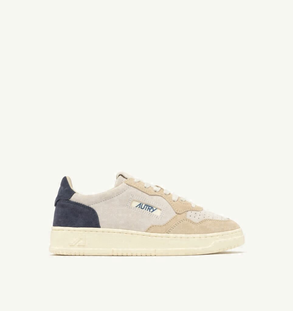 MEDALIST LOW TRICOLOR EN DAIM BLANC SAND ET BLUE SPACE