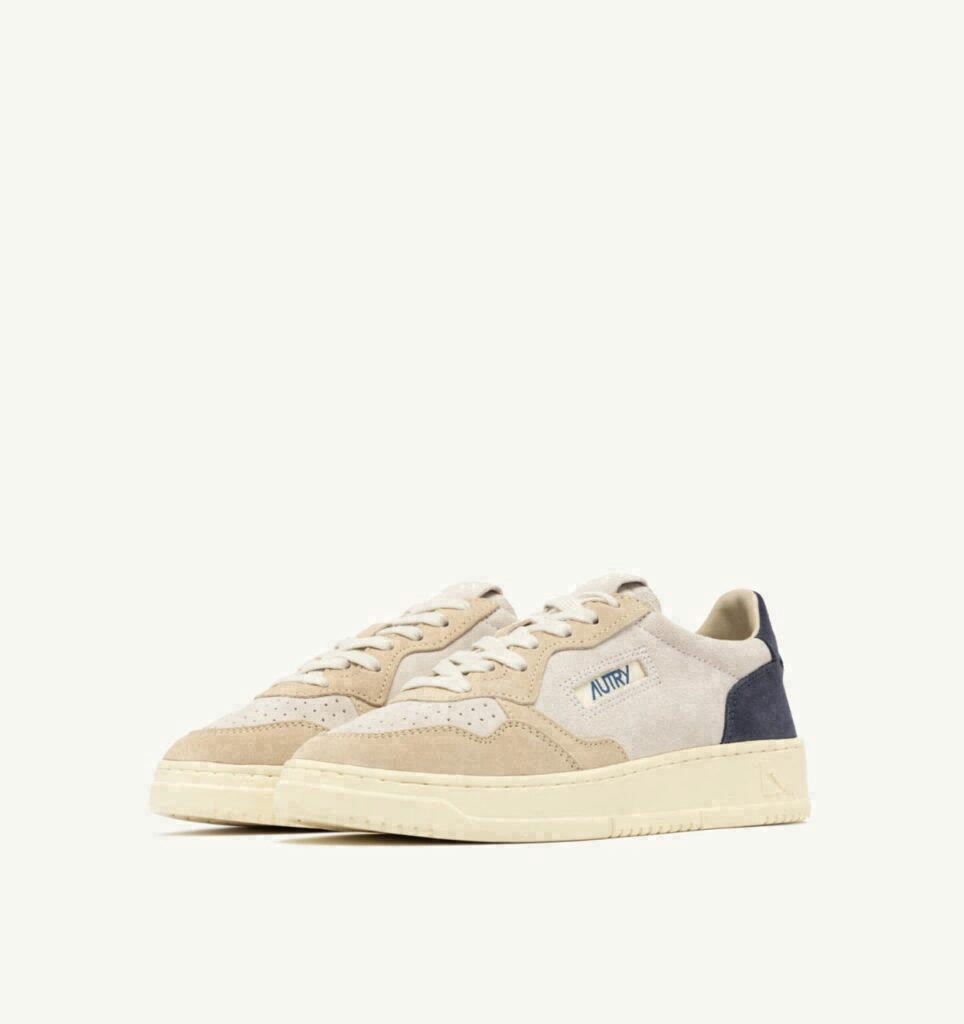 MEDALIST LOW TRICOLOR EN DAIM BLANC SAND ET BLUE SPACE