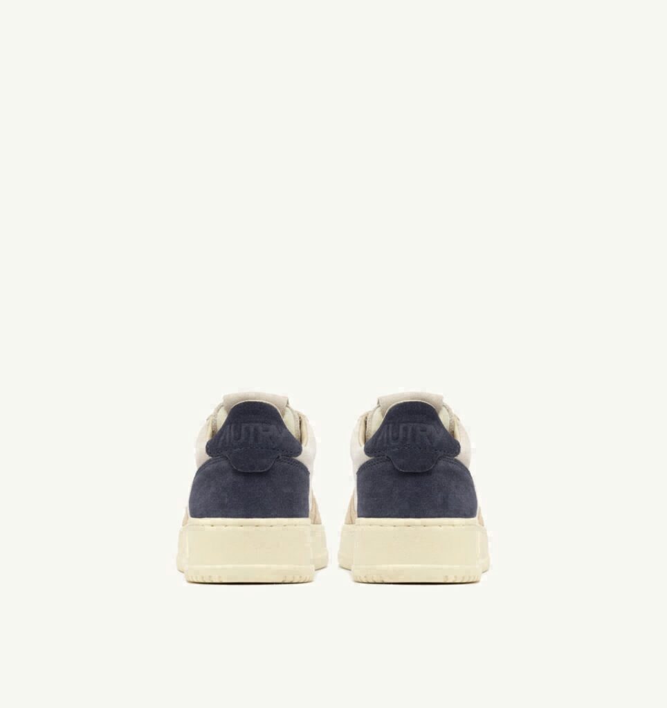 MEDALIST LOW TRICOLOR EN DAIM BLANC SAND ET BLUE SPACE