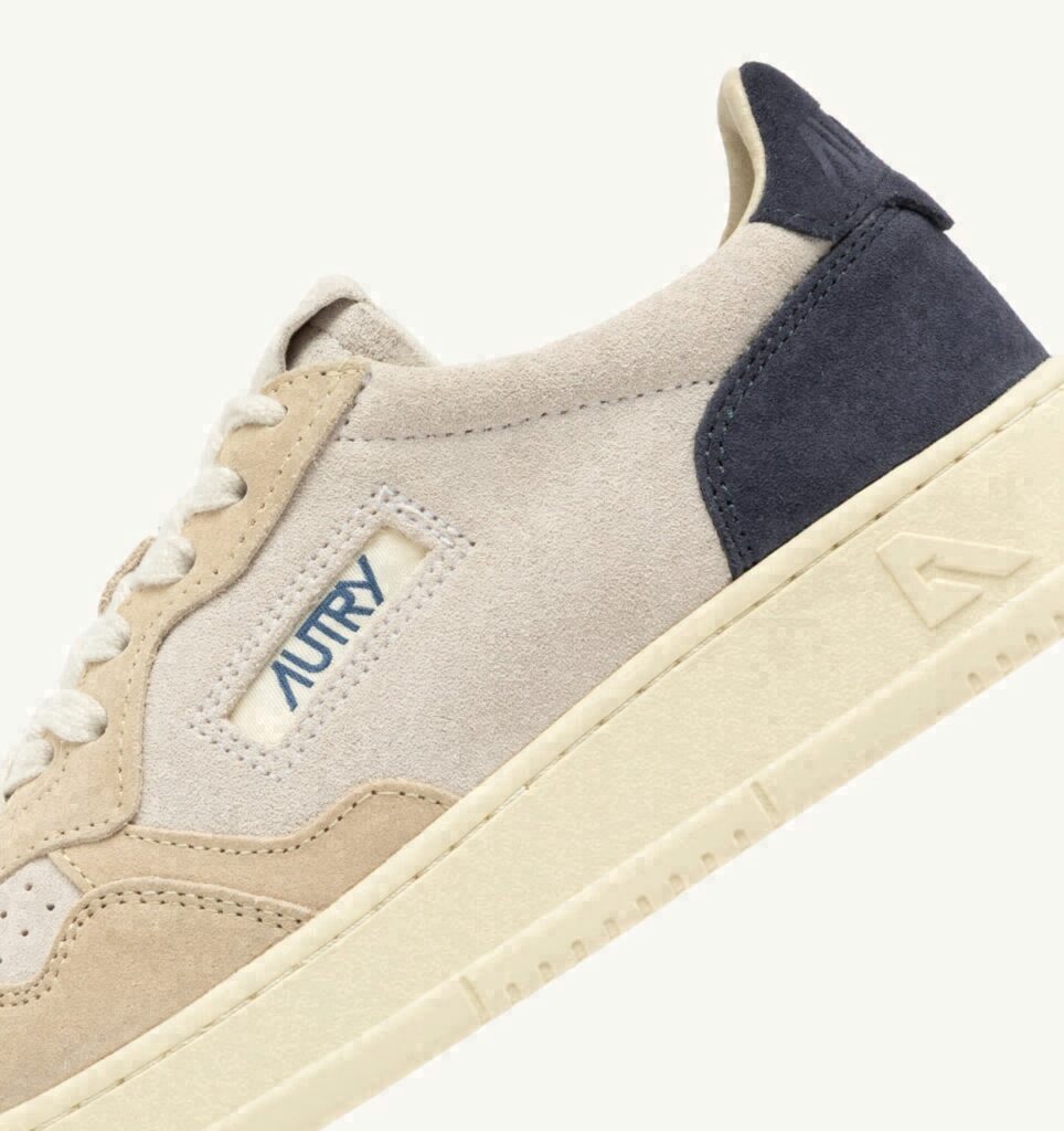 MEDALIST LOW TRICOLOR EN DAIM BLANC SAND ET BLUE SPACE