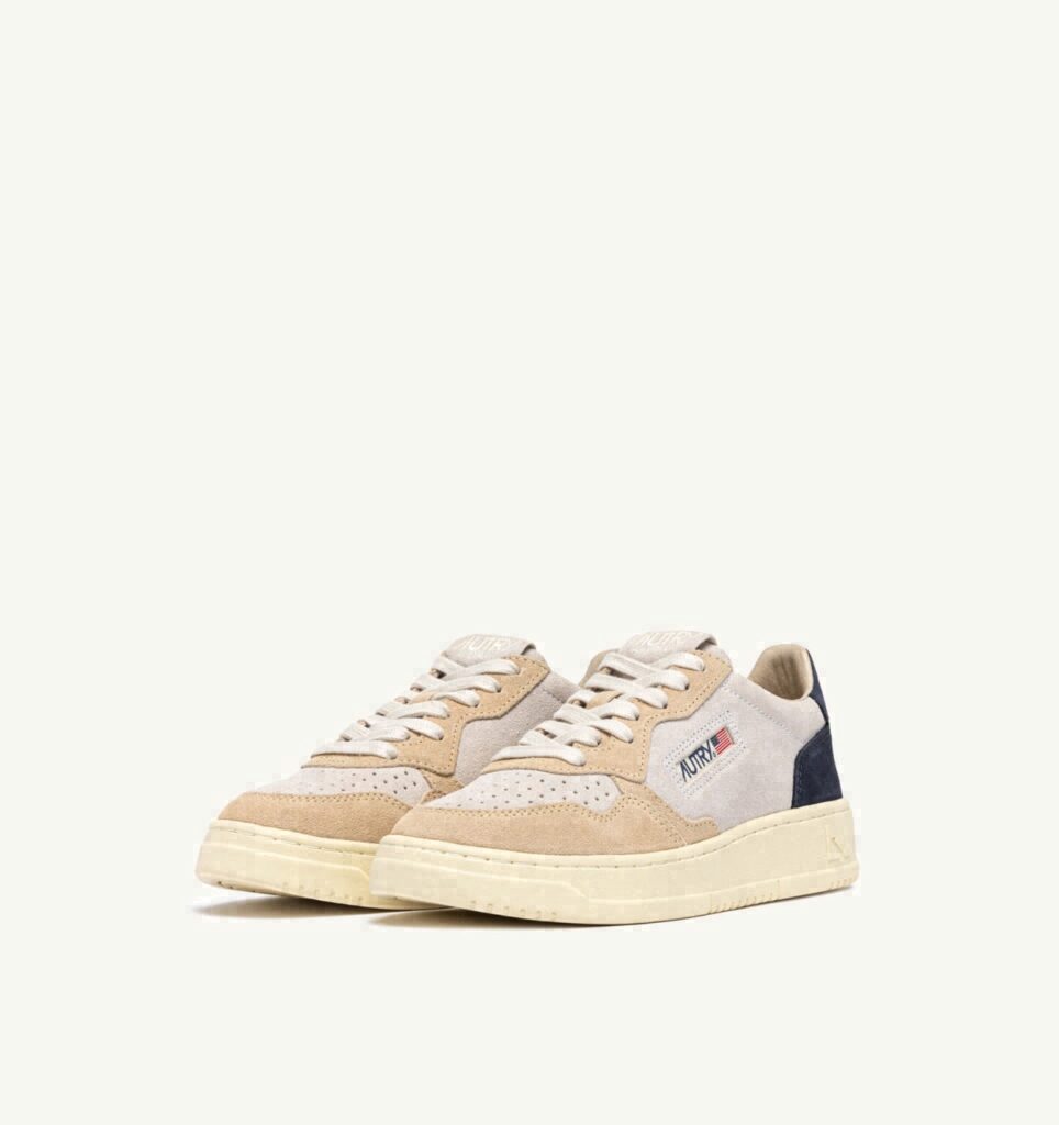 MEDALIST LOW TRICOLOR EN DAIM BLANC SAND ET BLUE SPACE