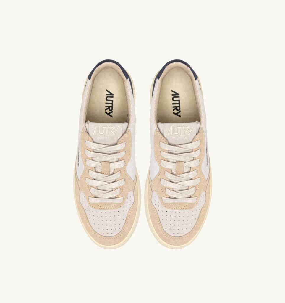 MEDALIST LOW TRICOLOR EN DAIM BLANC SAND ET BLUE SPACE