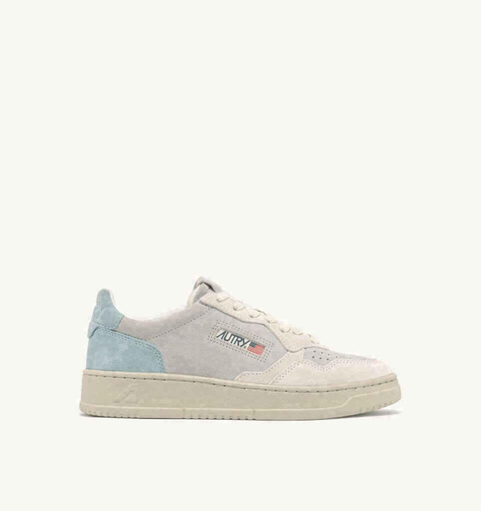 MEDALIST LOW TRICOLOR EN DAIM BLANC SKY ET LOFT
