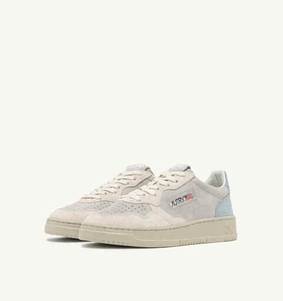 MEDALIST LOW TRICOLOR EN DAIM BLANC SKY ET LOFT