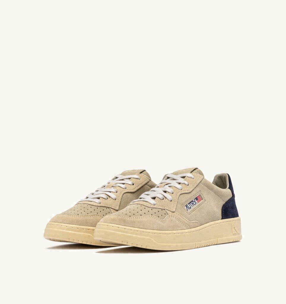 MEDALIST LOW TRICOLOR EN DAIM ÉCRU PAPYRUS ET BLUE SPACE