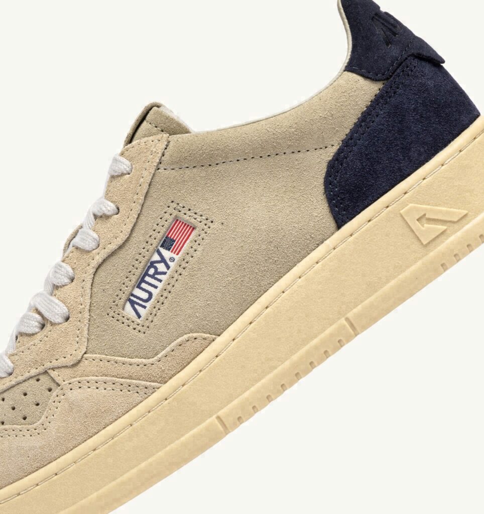 MEDALIST LOW TRICOLOR EN DAIM ÉCRU PAPYRUS ET BLUE SPACE