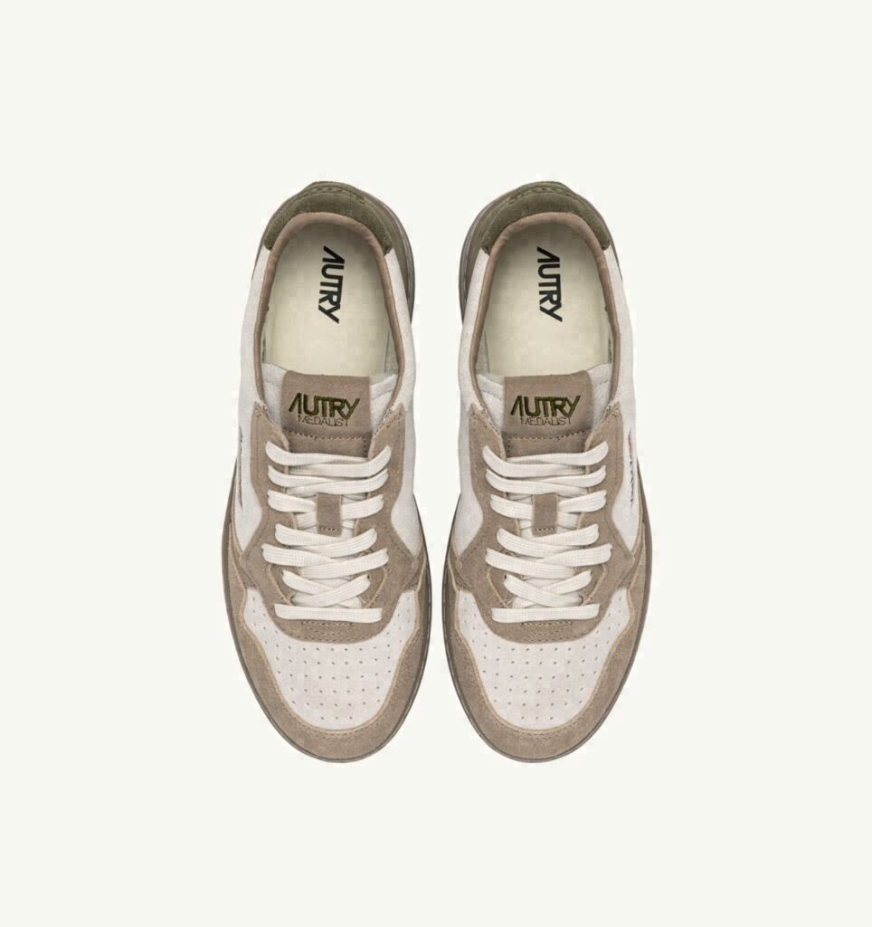 MEDALIST LOW TRICOLOR EN DAIM JUNGLE BLANC ET ANTILOP